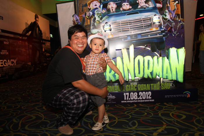 Diễn viên Hoàng mập vui vẻ đùa nghịch với con trai Thanh Thúy.