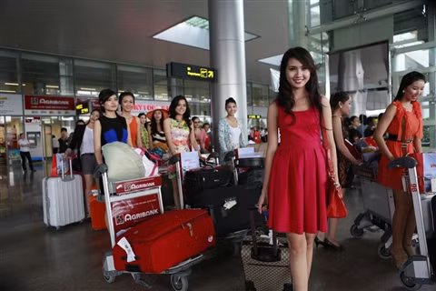 Thí sinh Phan Thị Mơ rạng rỡ tại sân bay.