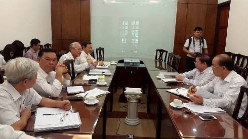 Thứ trưởng Bùi Văn Ga làm việc với Ban Giám hiệu trường Đại học Kinh tế TP.Hồ Chí Minh sáng 27/6 (ảnh: P.L)