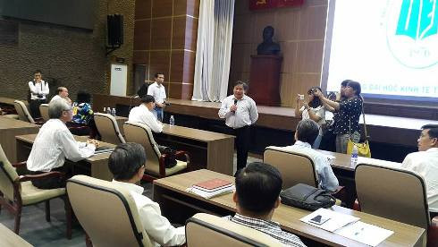 Thứ trưởng Bùi Văn Ga (đứng) gặp gỡ các cán bộ coi thi của trường Đại học Kinh tế (ảnh: P.L)