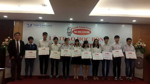 Buổi trao học bổng cho các sinh viên ở TP.HCM vào sáng 21/6 (ảnh: P.L) Buổi trao học bổng cho các sinh viên ở TP.HCM vào sáng 21/6 (ảnh: P.L)