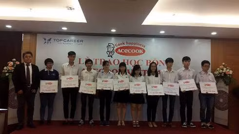 Buổi trao học bổng cho các sinh viên ở TP.HCM vào sáng 21/6 (ảnh: P.L)