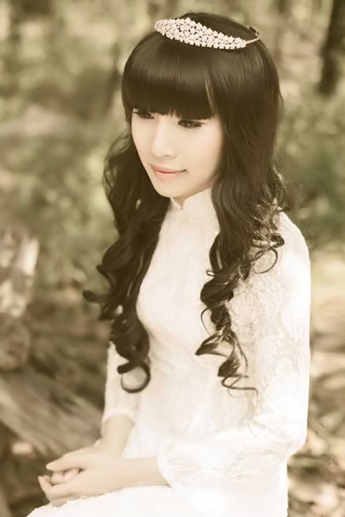 Nữ tính và dịu dàng nhất trong bộ áo dài truyền thống có lẽ là ca sĩ Hải Nguyên. Cô khoe sắc với nét mặt hiền lành, mái tóc xoăn dịu dàng điểm xuyết trâm cài đồng màu với áo dài ren hài hòa