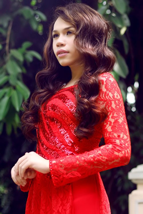 Diện tà áo dài cách điệu, nhà thiết kế chuyển giới Franky Nguyễn khoe vẻ mềm mại, nữ tính