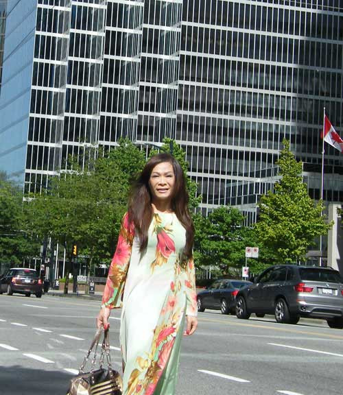 Ca sĩ Di Yến Quỳnh cũng chưa thực sự tôn lên được vẻ đẹp nữ tính và mềm mại của tà áo truyền thống