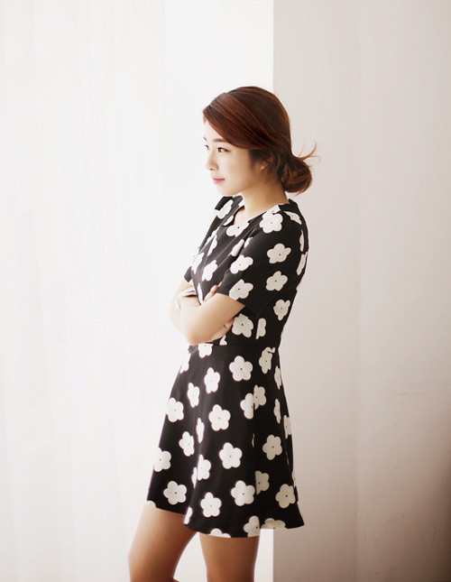 Đầm đen nhẹ nhàng với những bông hoa trắng điểm xuyết là một lựa chọn thú vị của bạn gái.