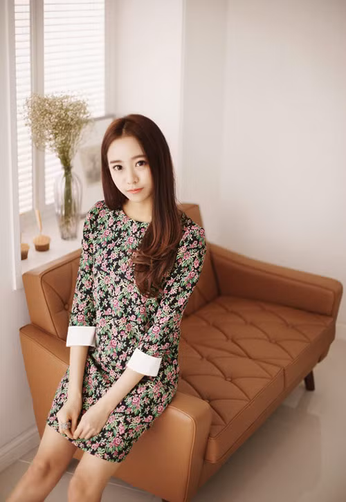 Kiểu đầm tay lỡ, dáng xuông rất thích hợp với không khí mùa xuân.