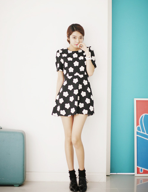 Kiểu trang phục đáng yêu này có thể sử dụng khi đi làm nếu mix kèm giày cao gót.