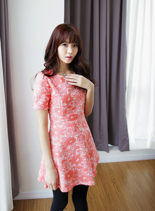 Đầm xòe hoa lãng mạn với tông màu ấm áp hẳn sẽ khiến chàng phải ngất ngây.