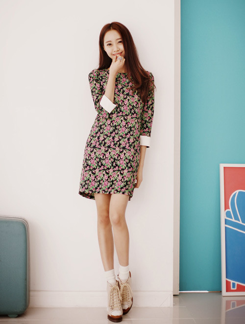 Đầm hoa trầm nhưng không hề già dặn nhờ những điểm nhấn là hoa hồng xinh xắn.