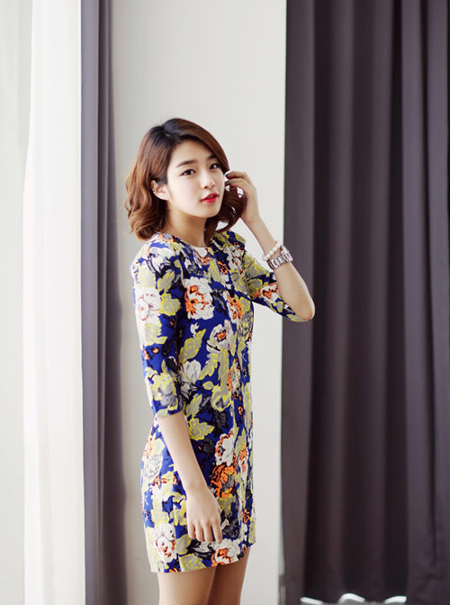 Đầm ôm gọn gàng với hoa văn lớn thích hợp các cô gái mảnh mai.