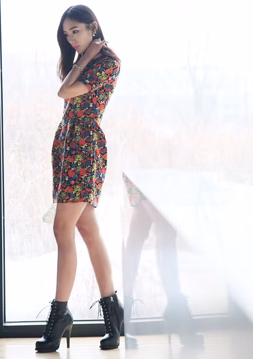 Mẫu đầm với đường xếp pli nhẹ nhàng giúp thu gọn vòng eo cho phái đẹp.