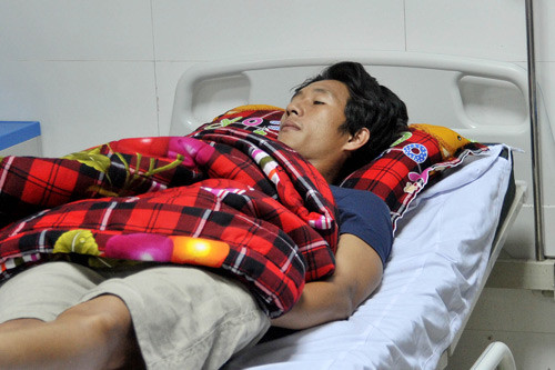 Họ nằm trên giường bậy và chỉ cử động được nhẹ Họ nằm trên giường bậy và chỉ cử động được nhẹ