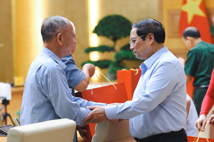 Thủ tướng ân cần hỏi thăm và tặng quà người có công tiêu biểu tỉnh Nam Định. Ảnh: VGP/Nhật Bắc Thủ tướng ân cần hỏi thăm và tặng quà người có công tiêu biểu tỉnh Nam Định. Ảnh: VGP/Nhật Bắc