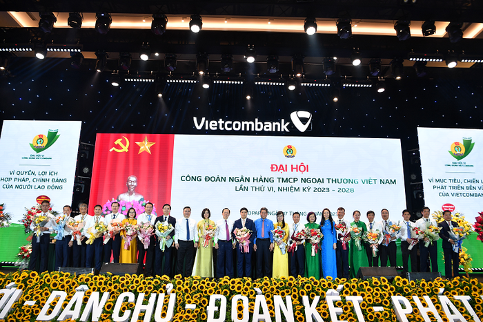 Ban Chấp hành Công đoàn Vietcombank khóa VI, nhiệm kỳ 2023 - 2028 ra mắt tại Đại hội. Ban Chấp hành Công đoàn Vietcombank khóa VI, nhiệm kỳ 2023 - 2028 ra mắt tại Đại hội.