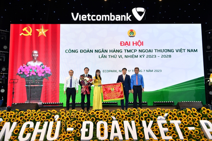 Đồng chí Huỳnh Thanh Xuân – Phó Chủ tịch Tổng Liên đoàn Lao động Việt Nam (ngoài cùng bên phải) tặng Cờ Thi đua của Tổng Liên đoàn Lao động Việt Nam và đồng chí Đỗ Việt Hùng – Phó Bí thư thường trực Đảng ủy Vietcombank (ngoài cùng bên trái) tặng hoa cho đại diện Công đoàn Vietcombank. Đồng chí Huỳnh Thanh Xuân – Phó Chủ tịch Tổng Liên đoàn Lao động Việt Nam (ngoài cùng bên phải) tặng Cờ Thi đua của Tổng Liên đoàn Lao động Việt Nam và đồng chí Đỗ Việt Hùng – Phó Bí thư thường trực Đảng ủy Vietcombank (ngoài cùng bên trái) tặng hoa cho đại diện Công đoàn Vietcombank.