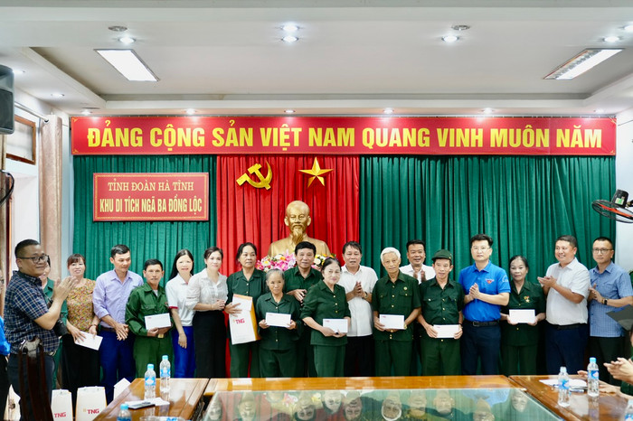 Đoàn thăm hỏi, tặng quà các cựu thanh niên xung phong đặc biệt khó khăn tại Hà Tĩnh. Đoàn thăm hỏi, tặng quà các cựu thanh niên xung phong đặc biệt khó khăn tại Hà Tĩnh.