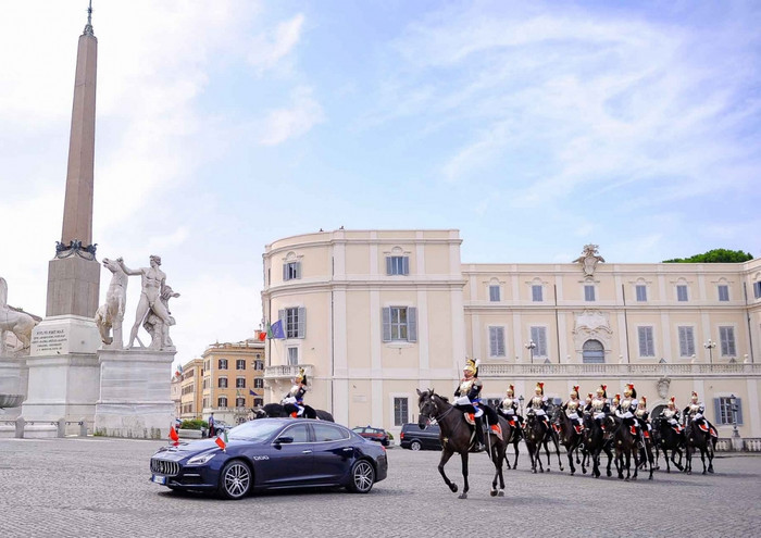 Từ Quảng trường Venizia, Đội kỵ binh danh dự Italia tháp tùng xe của Chủ tịch nước và Phu nhân đến Phủ Tổng thống.