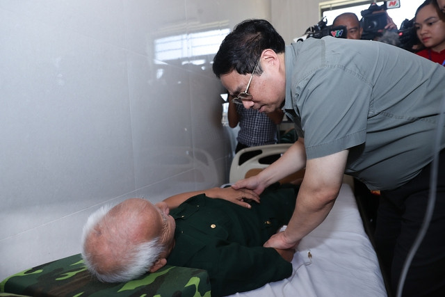 Thủ tướng bày tỏ sự cảm phục nhiều thương binh, bệnh binh tuổi đã cao, sức khỏe giảm sút nhưng vẫn lạc quan, yêu đời trong cuộc chiến đấu với bệnh tật, với di chứng chiến tranh. Ảnh: VGP/Nhật Bắc Thủ tướng bày tỏ sự cảm phục nhiều thương binh, bệnh binh tuổi đã cao, sức khỏe giảm sút nhưng vẫn lạc quan, yêu đời trong cuộc chiến đấu với bệnh tật, với di chứng chiến tranh. Ảnh: VGP/Nhật Bắc