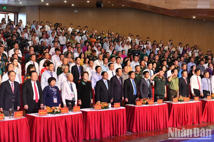 Thủ tướng Phạm Minh Chính và các đại biểu thực hiện nghi thức chào cờ. Thủ tướng Phạm Minh Chính và các đại biểu thực hiện nghi thức chào cờ.