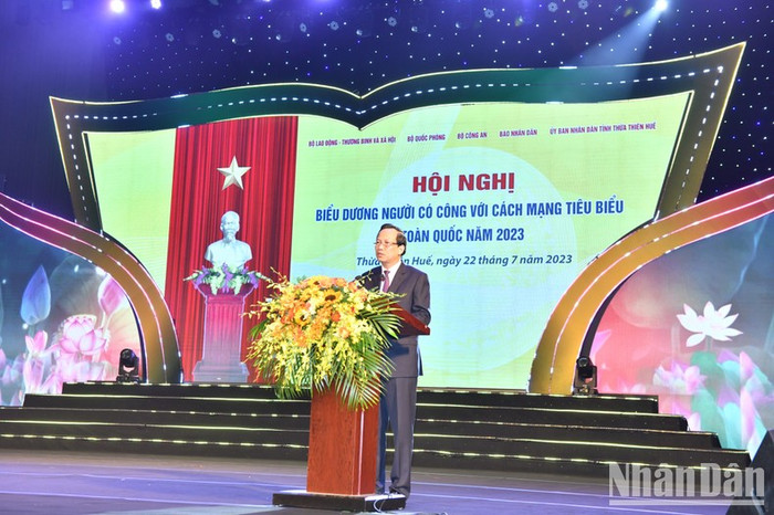 Bộ trưởng Lao động-Thương binh và Xã hội Đào Ngọc Dung báo cáo tại Hội nghị. Bộ trưởng Lao động-Thương binh và Xã hội Đào Ngọc Dung báo cáo tại Hội nghị.