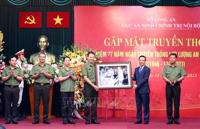 Chủ tịch nước Võ Văn Thưởng tặng bức ảnh Bác Hồ với cán bộ, chiến sỹ Công an nhân dân cho Cục An ninh chính trị nội bộ. Ảnh: Phạm Kiên/TTXVN Chủ tịch nước Võ Văn Thưởng tặng bức ảnh Bác Hồ với cán bộ, chiến sỹ Công an nhân dân cho Cục An ninh chính trị nội bộ. Ảnh: Phạm Kiên/TTXVN