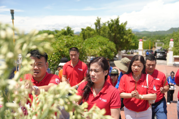 Hành hương tri ân đã trở thành một nét đẹp trong văn hóa doanh nghiệp ở Tập đoàn TNG. Hành hương tri ân đã trở thành một nét đẹp trong văn hóa doanh nghiệp ở Tập đoàn TNG.
