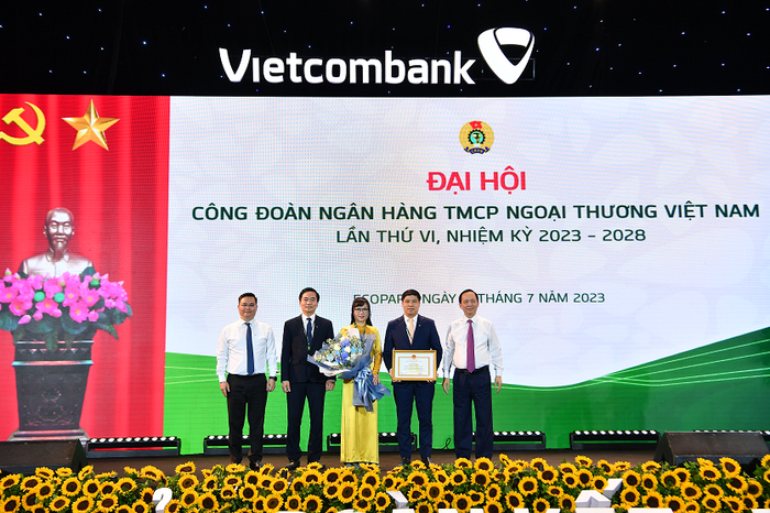 Đồng chí Đào Minh Tú - Phó Bí thư Ban cán sự Đảng, Phó Thống đốc thường trực Ngân hàng Nhà nước Việt Nam, Ủy viên Ban Chấp hành Tổng Liên đoàn Lao động Việt Nam, Chủ tịch Công đoàn Ngân hàng Việt Nam (ngoài cùng bên phải) trao tặng Bằng khen của Thống đốc Ngân hàng Nhà nước và đồng chí Nguyễn Thanh Tùng - Phó Bí thư Đảng ủy, Thành viên Hội đồng quản trị, Tổng Giám đốc Vietcombank (ngoài cùng bên trái) tặng hoa cho đại diện Công đoàn Vietcombank. Đồng chí Đào Minh Tú - Phó Bí thư Ban cán sự Đảng, Phó Thống đốc thường trực Ngân hàng Nhà nước Việt Nam, Ủy viên Ban Chấp hành Tổng Liên đoàn Lao động Việt Nam, Chủ tịch Công đoàn Ngân hàng Việt Nam (ngoài cùng bên phải) trao tặng Bằng khen của Thống đốc Ngân hàng Nhà nước và đồng chí Nguyễn Thanh Tùng - Phó Bí thư Đảng ủy, Thành viên Hội đồng quản trị, Tổng Giám đốc Vietcombank (ngoài cùng bên trái) tặng hoa cho đại diện Công đoàn Vietcombank.