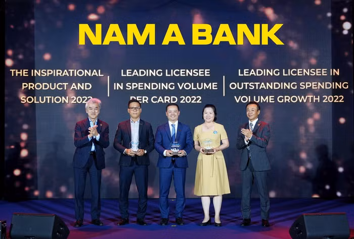 Đại diện Nam A Bank vinh dự nhận các giải thưởng từ JCB Đại diện Nam A Bank vinh dự nhận các giải thưởng từ JCB