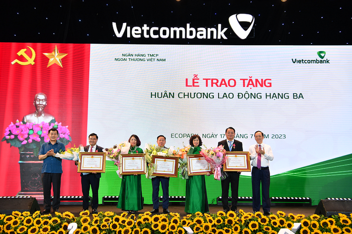 Đồng chí Đào Minh Tú - Phó Bí thư Ban cán sự Đảng, Phó Thống đốc thường trực Ngân hàng Nhà nước Việt Nam, Ủy viên Ban Chấp hành Tổng Liên đoàn Lao động Việt Nam, Chủ tịch Công đoàn Ngân hàng Việt Nam (ngoài cùng bên phải) và đồng chí Nguyễn Đức Phong - Phó Bí thư Thường trực Đảng ủy Khối Doanh nghiệp TW (ngoài cùng bên trái) thực hiện nghi thức khen thưởng cho 5 cá nhân được trao tặng Huân chương Lao động hạng Ba. Đồng chí Đào Minh Tú - Phó Bí thư Ban cán sự Đảng, Phó Thống đốc thường trực Ngân hàng Nhà nước Việt Nam, Ủy viên Ban Chấp hành Tổng Liên đoàn Lao động Việt Nam, Chủ tịch Công đoàn Ngân hàng Việt Nam (ngoài cùng bên phải) và đồng chí Nguyễn Đức Phong - Phó Bí thư Thường trực Đảng ủy Khối Doanh nghiệp TW (ngoài cùng bên trái) thực hiện nghi thức khen thưởng cho 5 cá nhân được trao tặng Huân chương Lao động hạng Ba.