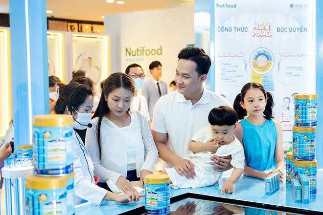 Người tiêu dùng được tư vấn dinh dưỡng tại Triển lãm Viện Nghiên cứu Dinh dưỡng Nutifood Thụy Điển năm 2022 Người tiêu dùng được tư vấn dinh dưỡng tại Triển lãm Viện Nghiên cứu Dinh dưỡng Nutifood Thụy Điển năm 2022