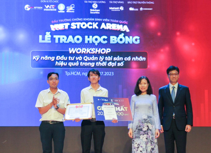 Phạm Đức Khiêm - Sinh viên Trường Đại học Nguyễn Tất Thành là Quán quân cuộc thi Viet Stock Arena 2023. Phạm Đức Khiêm - Sinh viên Trường Đại học Nguyễn Tất Thành là Quán quân cuộc thi Viet Stock Arena 2023.