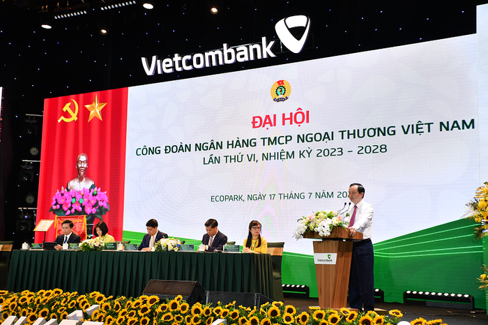 Đồng chí Đào Minh Tú - Phó Bí thư Ban cán sự Đảng, Phó Thống đốc thường trực Ngân hàng Nhà nước Việt Nam, Ủy viên Ban Chấp hành Tổng Liên đoàn Lao động Việt Nam, Chủ tịch Công đoàn Ngân hàng Việt Nam phát biểu chỉ đạo tại Đại hội Công đoàn Vietcombank lần thứ VI, nhiệm kỳ 2023 - 2028. Đồng chí Đào Minh Tú - Phó Bí thư Ban cán sự Đảng, Phó Thống đốc thường trực Ngân hàng Nhà nước Việt Nam, Ủy viên Ban Chấp hành Tổng Liên đoàn Lao động Việt Nam, Chủ tịch Công đoàn Ngân hàng Việt Nam phát biểu chỉ đạo tại Đại hội Công đoàn Vietcombank lần thứ VI, nhiệm kỳ 2023 - 2028.