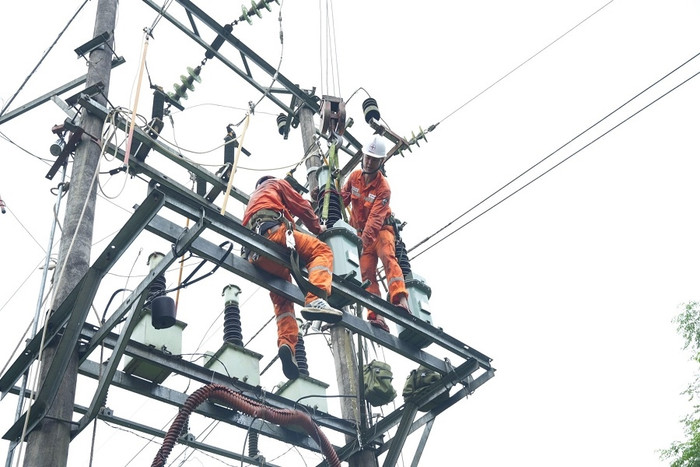 Điện lực Na Hang (PC Tuyên Quang) sửa chữa khiếm khuyết trên đường dây. Điện lực Na Hang (PC Tuyên Quang) sửa chữa khiếm khuyết trên đường dây.