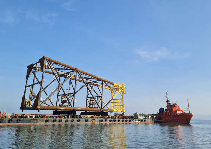 Chân đế giàn BK-22 hạ thủy thành công trên xà lan VSP-05. Chân đế giàn BK-22 hạ thủy thành công trên xà lan VSP-05.