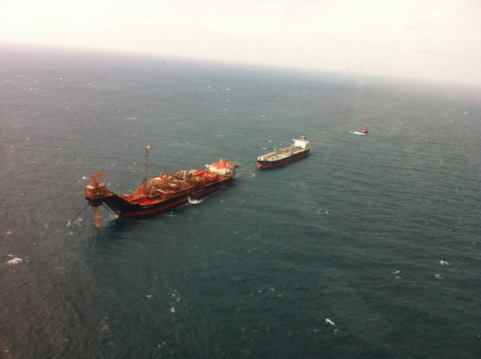 Một chuyến bán dầu tại mỏ Tê Giác Trắng Một chuyến bán dầu tại mỏ Tê Giác Trắng