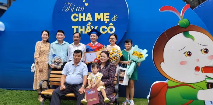 Tham dự chung vui cùng trường còn có phụ huynh, gia đình, bạn bè của các tân khoa.