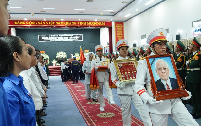 Ðồng chí Lê Phước Thọ (tên thường dùng Sáu Hậu), sinh ngày 25/12/1927; quê quán tại xã Tân Lộc, huyện Cà Mau, tỉnh Minh Hải (nay là huyện Thới Bình, tỉnh Cà Mau); thường trú tại đường Lê Lai, phường An Phú, quận Ninh Kiều, thành phố Cần Thơ.