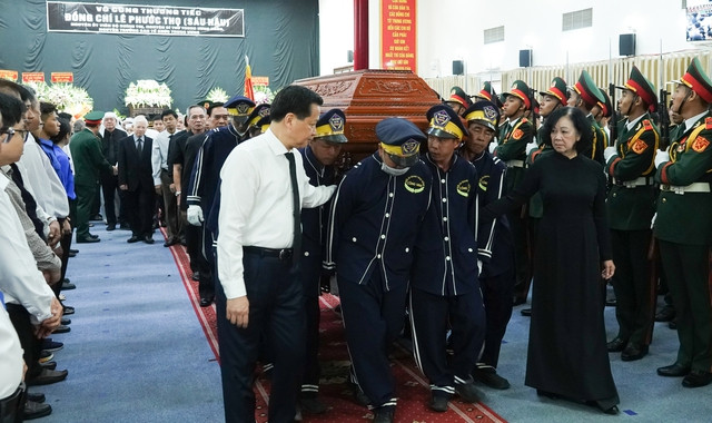 Đồng chí Trương Thị Mai và đồng chí Lê Minh Khái tiễn đưa đồng chí Lê Phước Thọ.