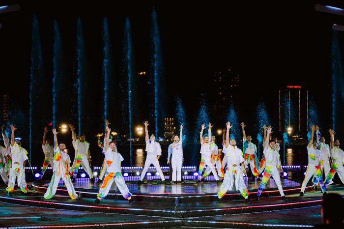 Thu Minh miệt mài tập luyện trong đêm tổng duyệt tối 7/7