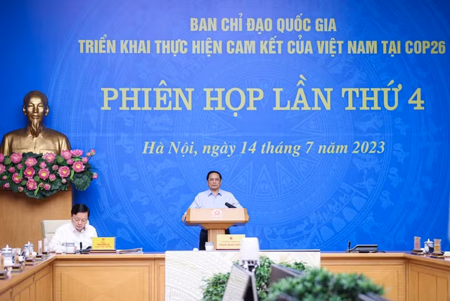 Thủ tướng yêu cầu Ban Chỉ đạo và các cấp, các ngành tiếp tục đẩy nhanh tiến độ thực hiện các nhiệm vụ triển khai thực hiện các cam kết của Việt Nam tại COP26. Ảnh: VGP/Nhật Bắc