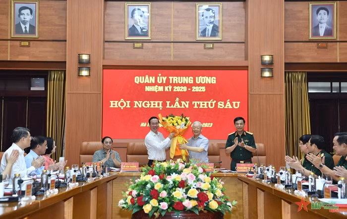 Đồng chí Tổng Bí thư, Bí thư Quân ủy Trung ương Nguyễn Phú Trọng tặng hoa chúc mừng đồng chí Chủ tịch nước Võ Văn Thưởng được Bộ Chính trị chỉ định tham gia Ban Thường vụ Quân ủy Trung ương.