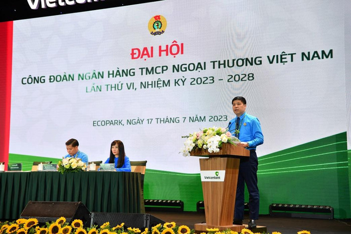 Đồng chí Hồng Quang - Ủy viên Ban Thường vụ Công đoàn Ngân hàng Việt Nam, Thành viên Hội đồng quản trị kiêm Giám đốc Khối Nhân sự, Chủ tịch Công đoàn Vietcombank phát biểu khai mạc Đại hội Công đoàn Vietcombank lần thứ VI, nhiệm kỳ 2023 - 2028. Đồng chí Hồng Quang - Ủy viên Ban Thường vụ Công đoàn Ngân hàng Việt Nam, Thành viên Hội đồng quản trị kiêm Giám đốc Khối Nhân sự, Chủ tịch Công đoàn Vietcombank phát biểu khai mạc Đại hội Công đoàn Vietcombank lần thứ VI, nhiệm kỳ 2023 - 2028.