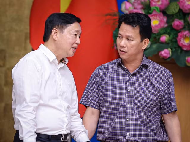 Phó Thủ tướng Trần Hồng Hà trao đổi với Bộ trưởng Bộ Tài nguyên và Môi trường Đặng Quốc Khánh bên lề phiên họp. Ảnh: VGP/Nhật Bắc