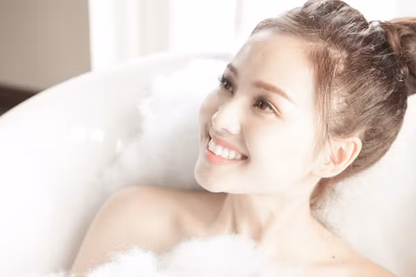 Nữ ca sĩ rạng ngời, xinh tươi khoe vai trần.