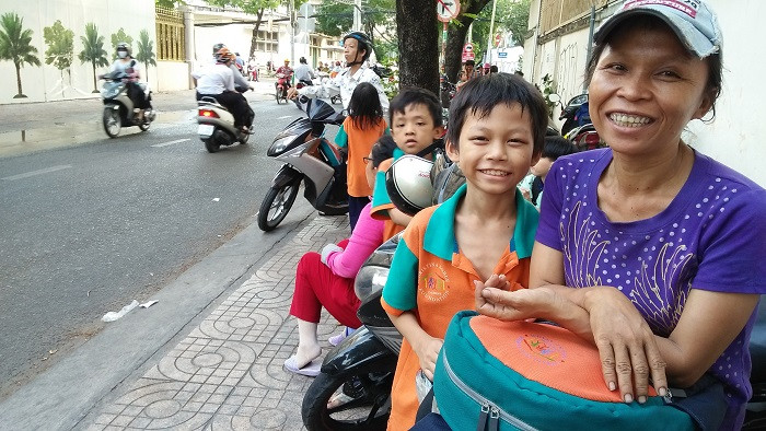 Tấm lòng của người mẹ dù vất vả nuôi con nhưng vẫn hi vọng sự học là con đường duy nhất thắp lên ánh sáng cho cuộc đời họ (Ảnh: Vũ Ninh) Tấm lòng của người mẹ dù vất vả nuôi con nhưng vẫn hi vọng sự học là con đường duy nhất thắp lên ánh sáng cho cuộc đời họ (Ảnh: Vũ Ninh)