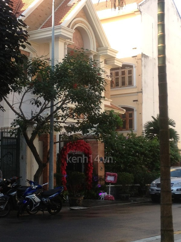 Hôm nay (19/12), Jennifer Phạm chính thức lên xe hoa về nhà chồng, bước vào cuộc hôn nhân thứ hai đầy hạnh phúc với chú rể Đức Hải sau hơn 2 năm tìm hiểu, yêu thương nhau. Hôm nay (19/12), Jennifer Phạm chính thức lên xe hoa về nhà chồng, bước vào cuộc hôn nhân thứ hai đầy hạnh phúc với chú rể Đức Hải sau hơn 2 năm tìm hiểu, yêu thương nhau.