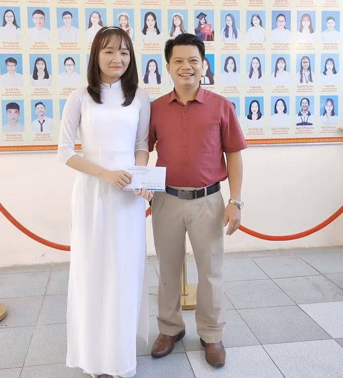 Thầy Phan Khắc Nghệ đại diện nhà trường động viên cô học trò nhỏ. (Ảnh: Nhân vật cung cấp)