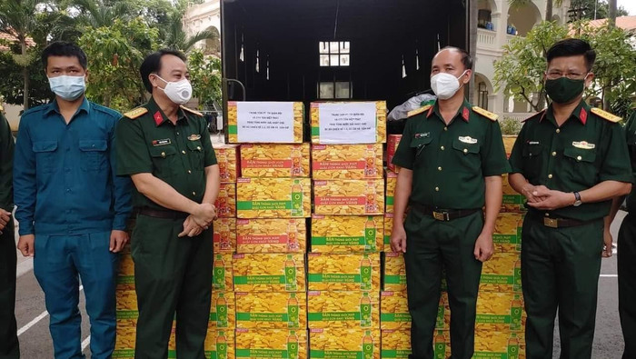 Tặng sản phẩm cho các tuyến đầu phòng chống dịch bệnh Tặng sản phẩm cho các tuyến đầu phòng chống dịch bệnh