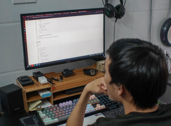 Làm việc ở nhà trong thời gian giãn cách Làm việc ở nhà trong thời gian giãn cách